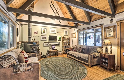 Tahoe Paradise House | 8 Mi to Heavenly Mtn Resort! Hot Tub Hideaway