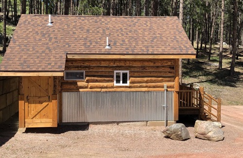 Rapid City Cabin | 8 miles to Mount Rushmore - Sleeps 2 - King Bed