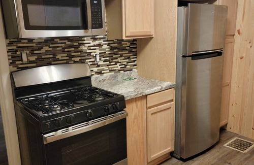 Carnegie Apartment | 8 min from downtown, 13 min from Airport