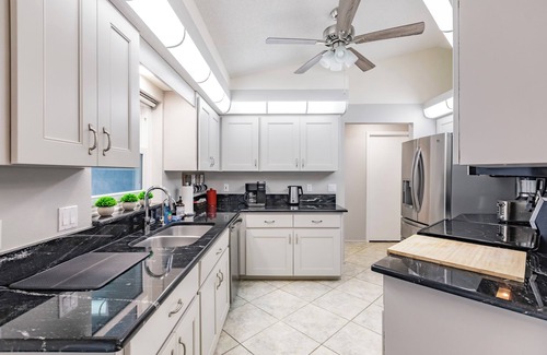 South Venice House | 8 min to Beach ★ 5TV★Ice Hockey★ BBQ★ Bikes★Baby Gear ★Table Tennis ★Beach Gear