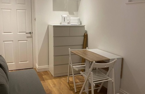 Perranporth Apartment | 8 mins walk to Perranporth beach and shops from this cosy Sea Side Cabin