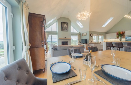 Hawick House | 8 Person-Luxury-FamilyFriendly-PetFriendly-Hot Tub