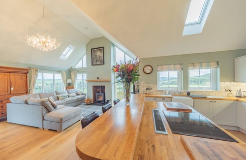 Hawick House | 8 Person-Luxury-FamilyFriendly-PetFriendly-Hot Tub