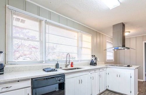 Huntsville House | 8009 Whitesburg · ⁂Secret Serenity⁂ Work/Play/Vacation - Sleeps 11!