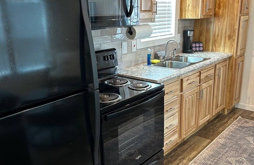 Honey Grove Cabin | 803 Charming cabin with WiFi and AC in serene Honey Grove