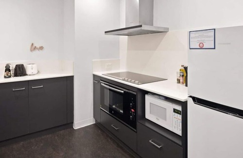 East Perth Apartment | 805 Secluded Spacious Sky Parlour For Family Pool+Gym