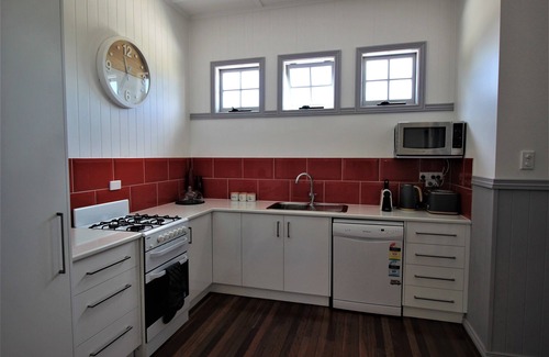 Torquay Apartment | 85 on Cypress - Beachside luxury upstairs apartment