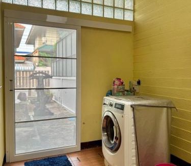 Ramkhamhaeng House | 8Pax Spacious Private Home near The Mall Bangkapi