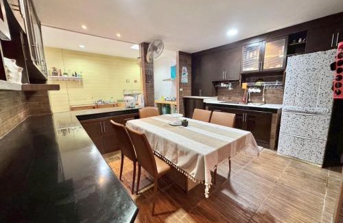 Ramkhamhaeng House | 8Pax Spacious Private Home near The Mall Bangkapi
