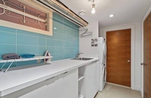 Kensington House | 9 Guests | King Bed | Pin Ball | BBQ | Piano