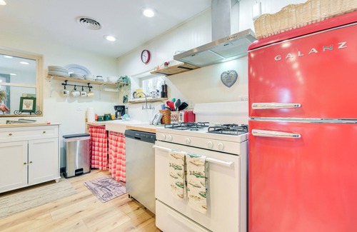 Cheboygan Cottage | 9 Mi to Snowmobile Trails! Home Near Mullett Lake