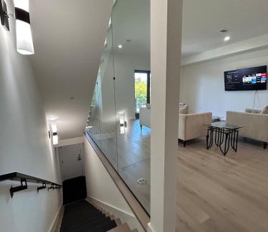 Redwood City Apartment | 906 Brand new townhome sleeps 10