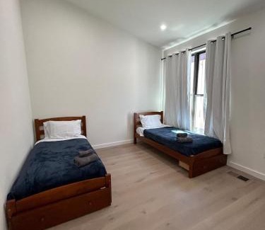 Redwood City Apartment | 906 Brand new townhome sleeps 10