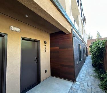 Redwood City Apartment | 906 Brand new townhome sleeps 10