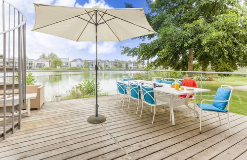 Somerford Keynes House | 94 Howells Mere, Lower Mill Estate/4 bed/3 bath/3 storey/lakeside/sleeps8 +1 spa