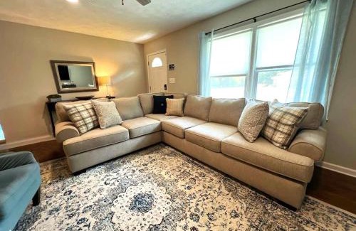 Addison Heights House | 941 Pine Manor