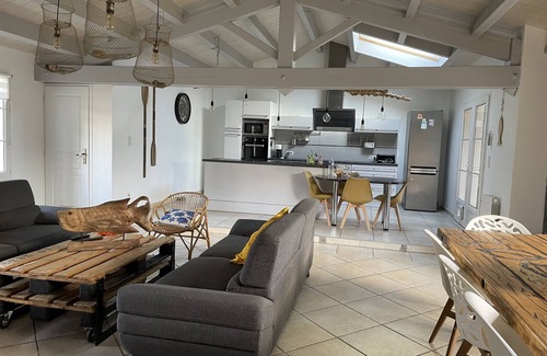 Dolus-d'Oleron Villa | A 4.6 km de Boyardville et 7.3 km de Saint Pierre, Villa Entièrement Rénovée