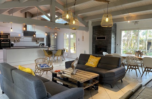 Dolus-d'Oleron Villa | A 4.6 km de Boyardville et 7.3 km de Saint Pierre, Villa Entièrement Rénovée