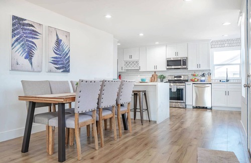 Los Angeles House | A Beautiful Decorated Home To Experience Local LA Next To SOFI Stadium