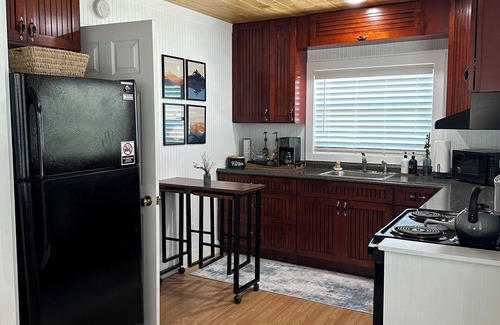 Franklin House | A beautiful tiny home located on the edge of a creek in the valley of Franklin!