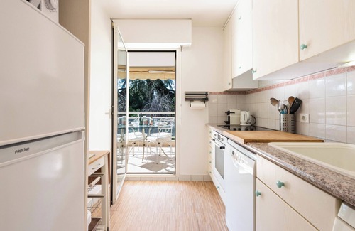 Prado - Republique Apartment | A-Br – Quiet, Infinity Pool & Private Parking