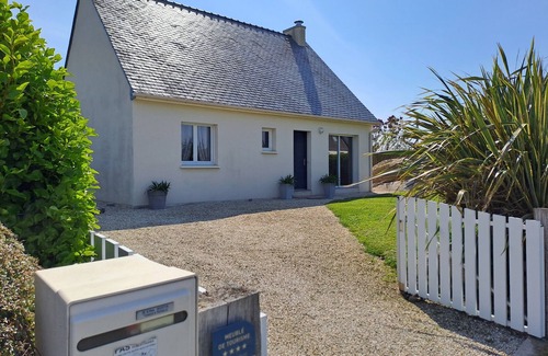 Porspoder House | A/C from 357€: House CLASSIFIED 4*; single-storey, seafront, enclosed garden, pets OK.