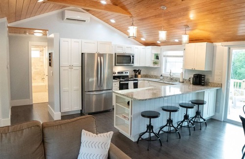 Bayshore House | A Cheerful 2-bedroom cottage