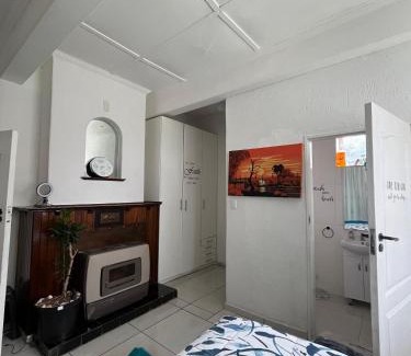 Greater Johannesburg Metropolitan Area Apartment | A Cheerful Furnished Bedroom Retreat