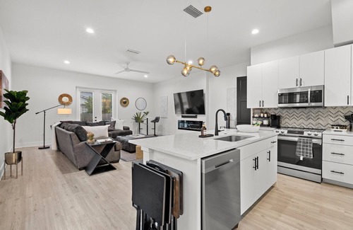 North Hyde Park House | A comforting, private experience of South RH designed townhome.