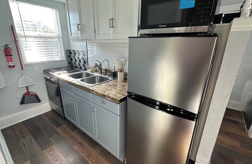 DeLand Apartment | A Cozy & Charming 2 bedroom Apartment in Historic Downtown Deland.