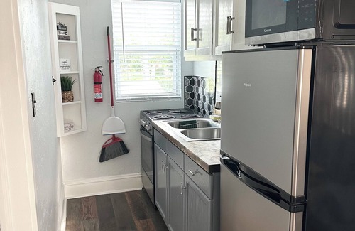 DeLand Apartment | A Cozy & Charming 2 bedroom Apartment in Historic Downtown Deland.