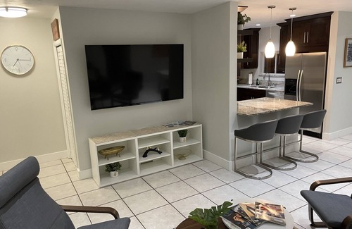 Pembroke Pines House | A Cozy Spring Escape!