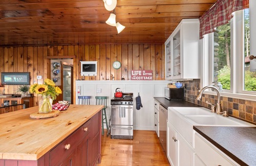 Bow Cottage | A cozy winter retreat with awesome views! Close to fun hikes & great dining.