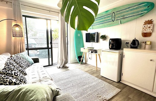 Mount Maunganui Apartment | A Cute beach batch by Mount Maungani surf beach.