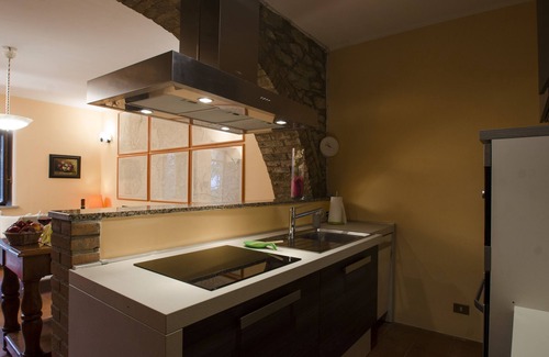 Citta della Pieve House | A farmhouse in a large forest on a mountain with an immense view around it.