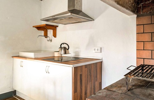 Vilanova de Arousa House | A few kilometers from the Spanish Atlantic coast welcomes you this lovely vacation home with large t