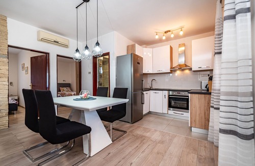 Nin Apartment | a few minutes from the gently sloping sandy beach, child-friendly, quiet, well-kept