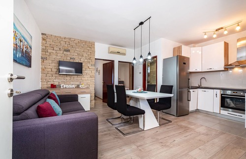 Nin Apartment | a few minutes from the gently sloping sandy beach, child-friendly, quiet, well-kept