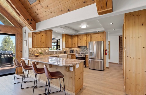 Madera County House | A-Frame - sleeps 20 - 2 Fire pits - 2 Hot Tubs - Putting Green