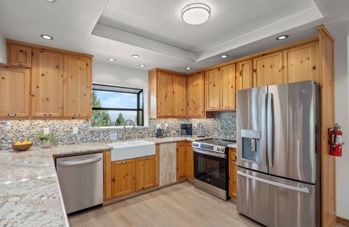 Madera County House | A-Frame - sleeps 20 - 2 Fire pits - 2 Hot Tubs - Putting Green