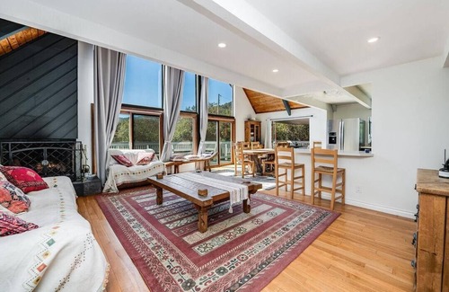 Topanga House | A-frame stunner, wrap around decks, 4 miles to the beach, 5 bed, 3 bath, 2 kit