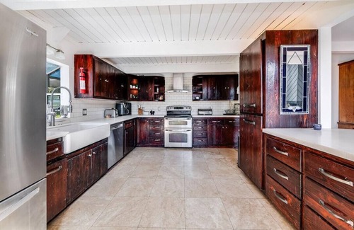 Topanga House | A-frame stunner, wrap around decks, 4 miles to the beach, 5 bed, 3 bath, 2 kit
