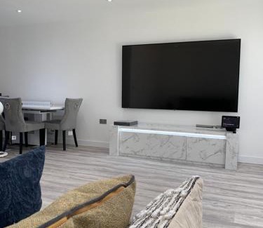 Basildon House | A G2 luxury home that sleeps up to 4 guests