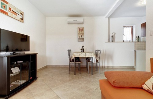 Zambratija Apartment | A ground floor apartment with 1 bedroom, terrace and garden - Mima 1