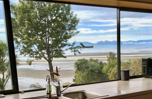 Kaiteriteri House | A large family home with beach access