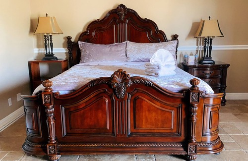 Eastvale House | A large room with independent access is in a one-story house
