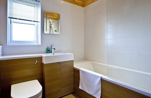 St Merryn Cabin | A light and spacious lodge with one double with walk in wardrobe and ensuite shower and one twin.