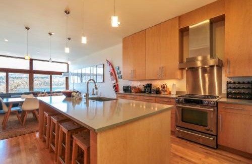 Hood River House | A Loft Amazing Views Rooftop Deck Steps to Downtown