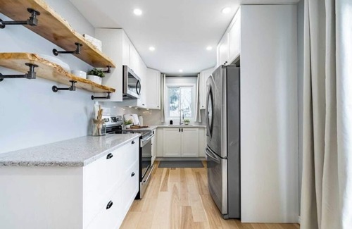 Durham Region House | A minute away from Trent University!