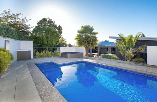 Havelock North House | A modern Havelock North home with pool, spa and great indoor /outdoor living!
